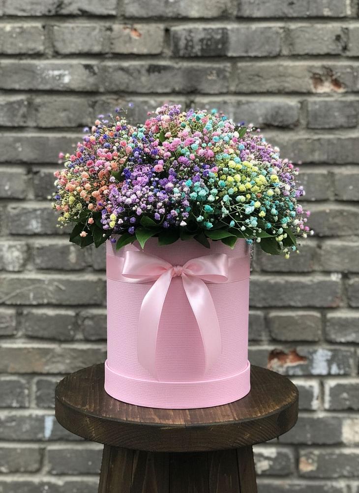 Цветочная композиция из Гипсофила и Розы в шляпной коробке в Тухчаре