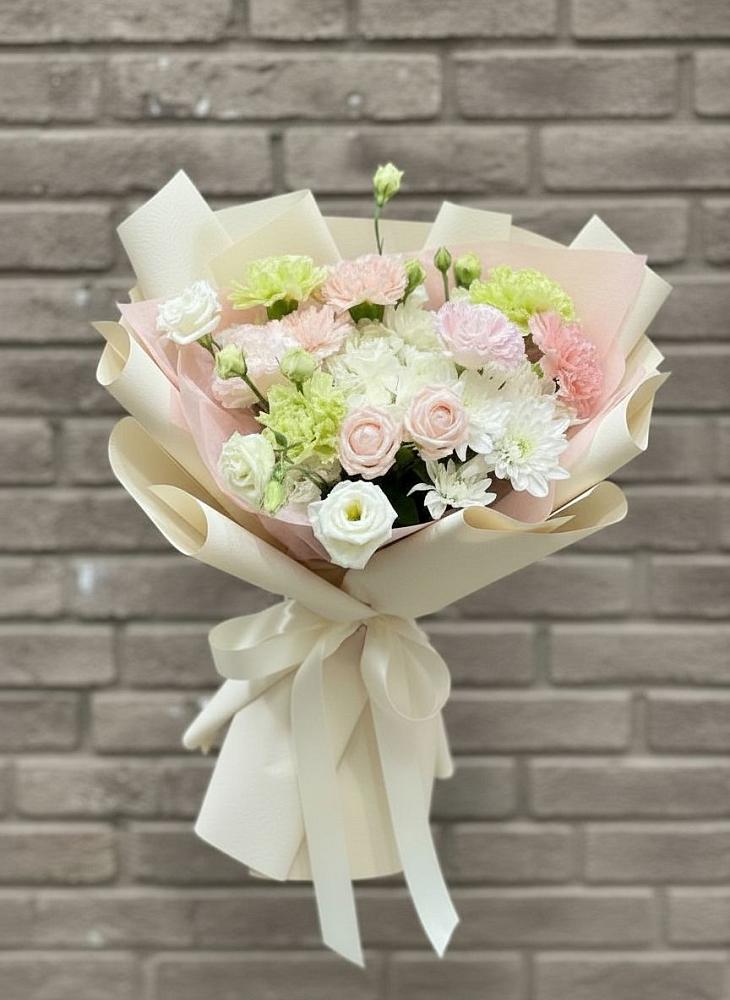 Букет цветов из: Гвоздики, Розы, Лизиантусы и Хризантемы в Тухчаре