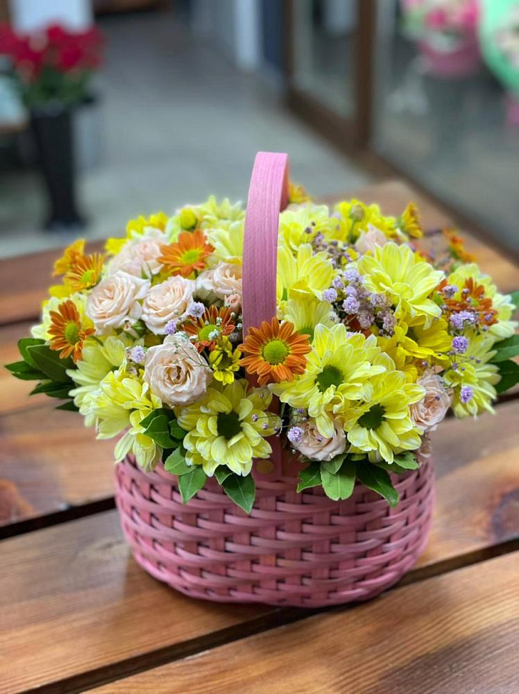 Цветочная композиция из Хризантемы и Розы в корзине в Тухчаре