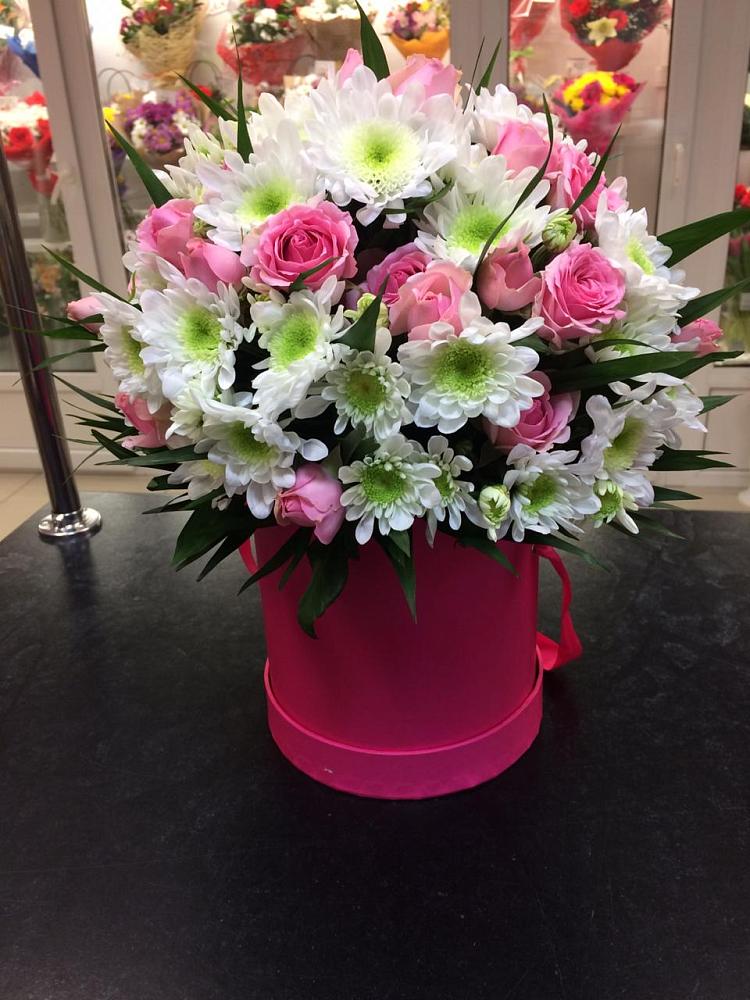 Цветочная композиция из Розы и Хризантемы в шляпной коробке в Тухчаре