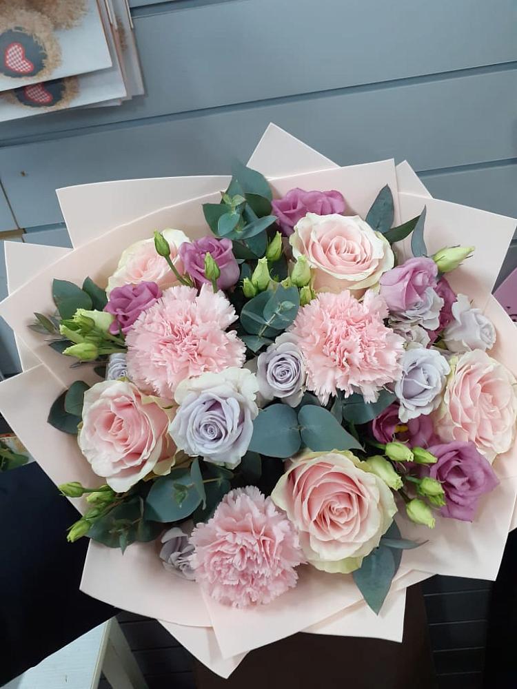 Букет цветов из: Розы, Гвоздики и Лизиантусы в Тухчаре